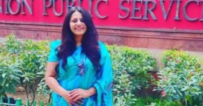 Image showing IAS trainee Puja Khedkar in official attire.