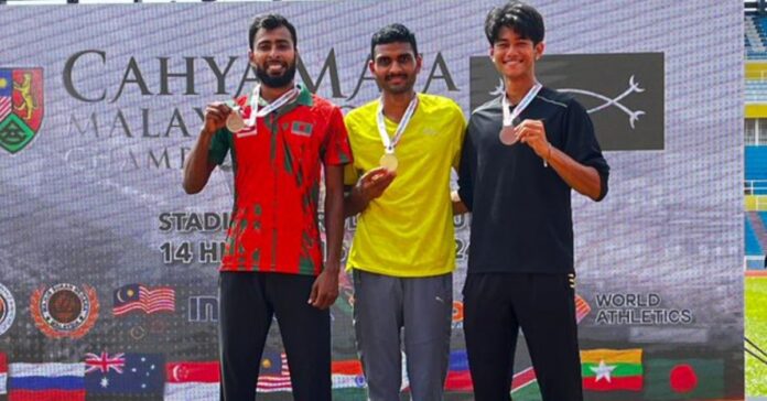 Sarvesh Kushare holding his gold medal at the 2024 Malaysia Open Championship