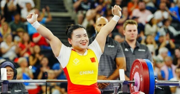 Guo Lingling lifting weights to win gold at Paris 2024